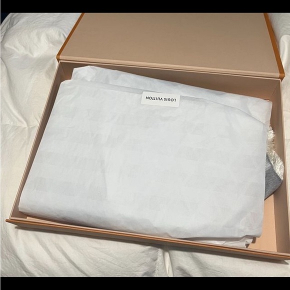 LOUIS VUITTON authentic silk/wool shawl NWOT - Picture 5 of 12